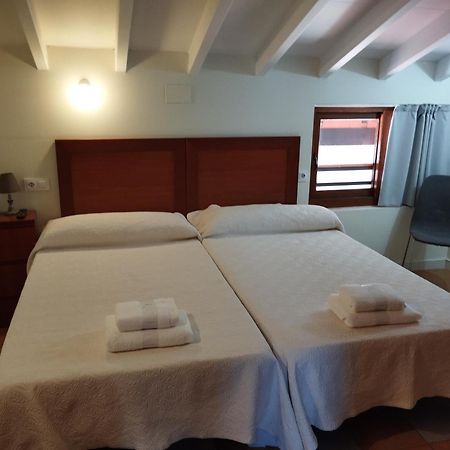 Pomaluengo Hostal Bordillas מראה חיצוני תמונה
